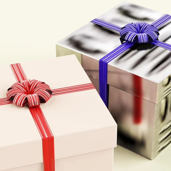 Duas caixas de presente com fitas azuis e vermelhas como presentes para ele e — Fotografia de Stock