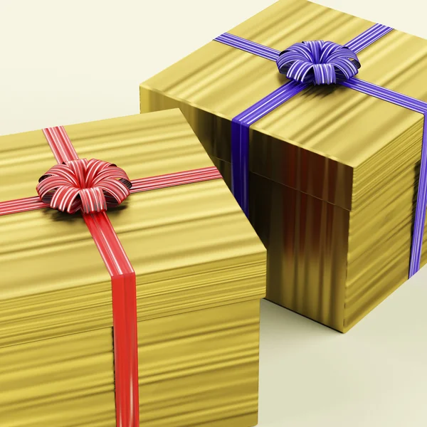 Goldene Geschenkboxen mit Schleife als Geburtstagsgeschenk — Stockfoto