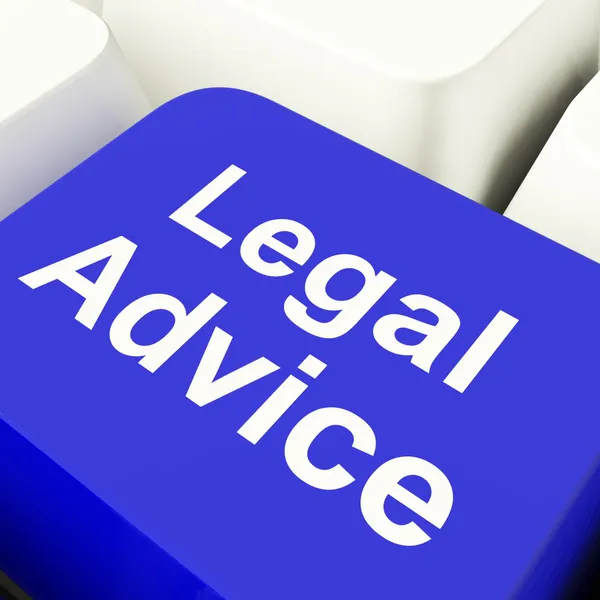 Juridisk rådgivning dator nyckel i blått visar advokat vägledning — Stockfoto