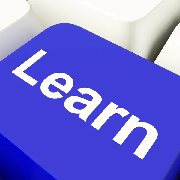 Lär dig dator nyckel i blått visar online-lärande och utbildning — Stockfoto