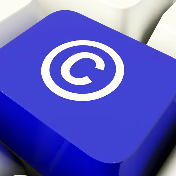 Llave de la computadora del copyright en azul que muestra la patente o la marca registrada —  Fotos de Stock