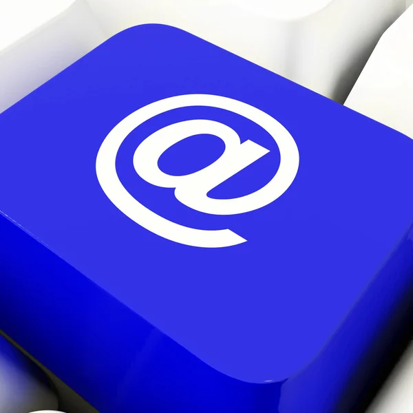 Na klíč počítače v modré barvě pro zasílání emailů nebo kontaktování — Stock fotografie