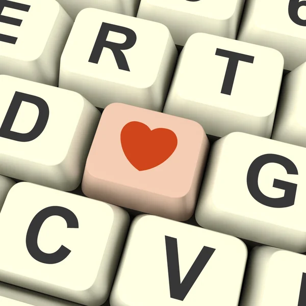 핑크 컴퓨터 키 보여주는 사랑과 발에 대 한 로맨스에 심장 아이콘 — 스톡 사진