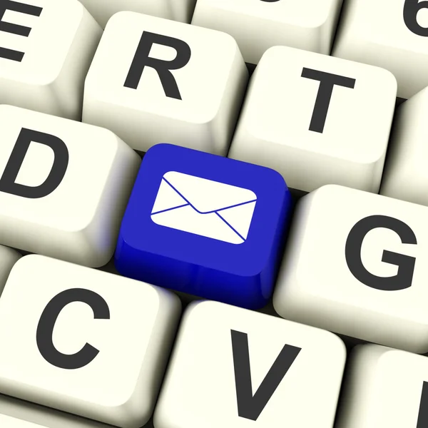 Mavi zarf bilgisayar anahtar için e-posta gönderme veya temas — Stok fotoğraf