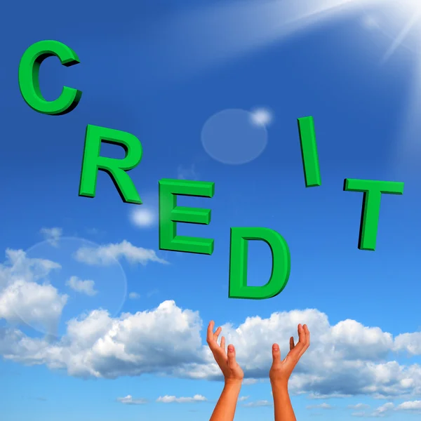 Pegando Cartas de Crédito Como Símbolo Para Empréstimo Financeiro — Fotografia de Stock
