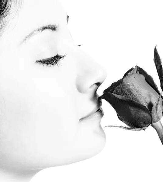 Chica oliendo una rosa de su novio — Foto de Stock
