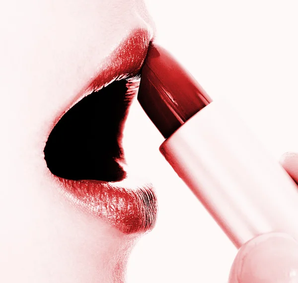 Glanzende rode lippenstift op haar lippen toe te passen — Stockfoto