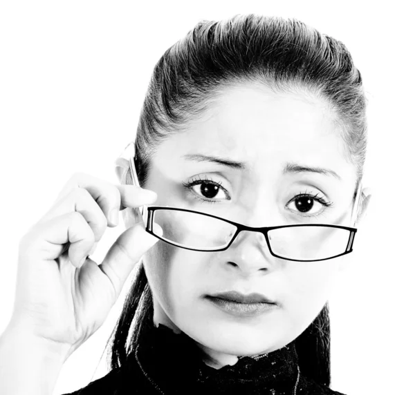 Mulher olhando preocupado e inteligente vestindo óculos — Fotografia de Stock