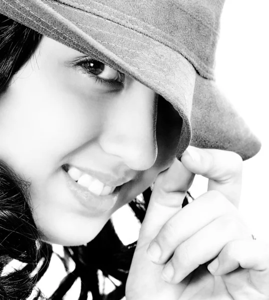 Sorrindo e atrevido menina com um chapéu — Fotografia de Stock