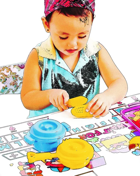 Criança brincando na cozinha com conjunto de cozinha de brinquedo — Fotografia de Stock