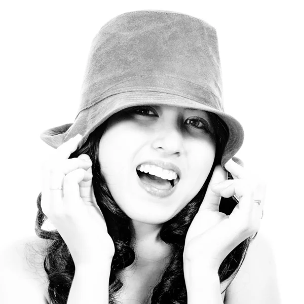 Χαμογελώντας μοντέρνα κοπέλα φορώντας ένα καπέλο — Φωτογραφία Αρχείου