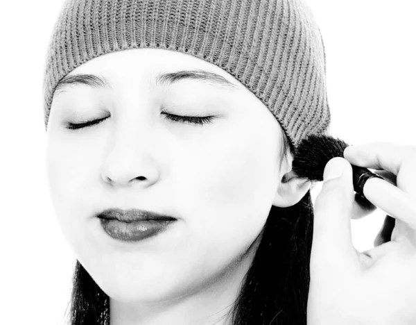 Aplicando maquiagem cosmética Blusher para uma jovem — Fotografia de Stock
