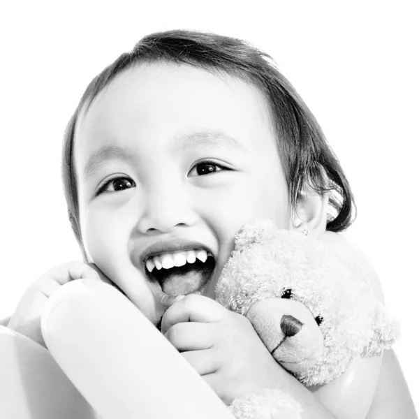 Junges süßes Mädchen umarmt einen Teddybär — Stockfoto