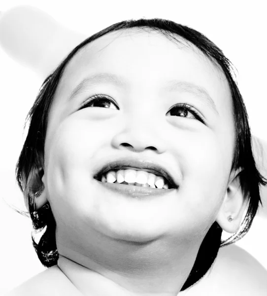 Menina bonito feliz em uma festa sorrindo — Fotografia de Stock