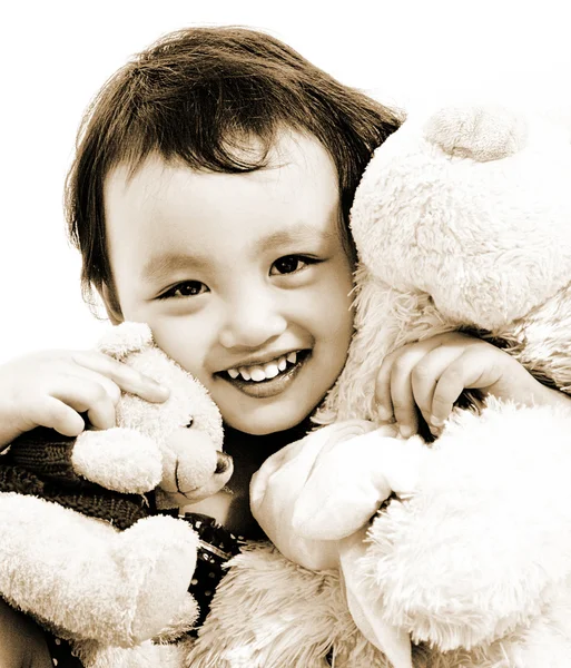 Sevimli genç kız iki oyuncak ayılar sarılma — Stok fotoğraf