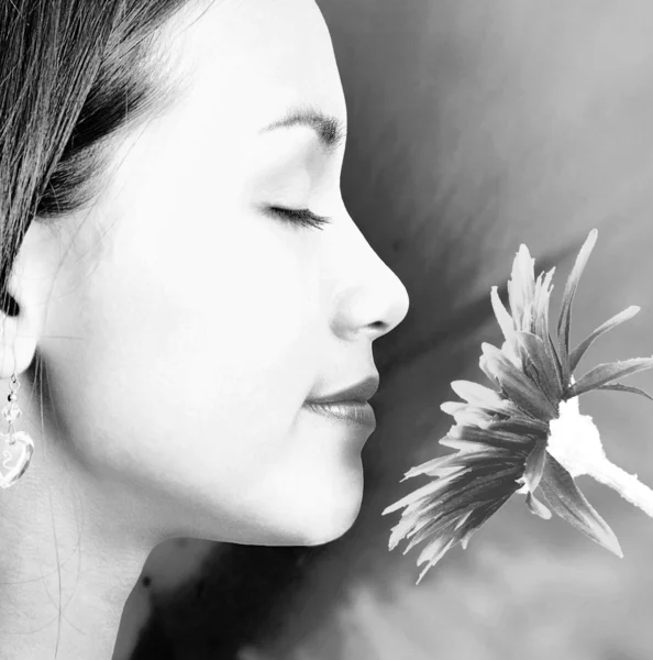 Relaxado calma menina cheirando uma flor grande — Fotografia de Stock