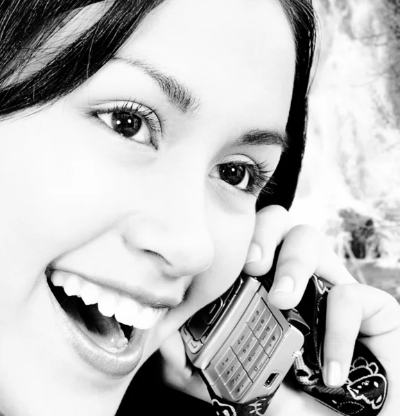 Meisje praten over de telefoon en permanent buiten — Stockfoto