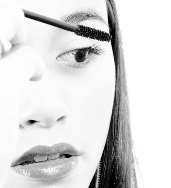 Jong meisje toepassing van mascara aan haar wimpers — Stockfoto