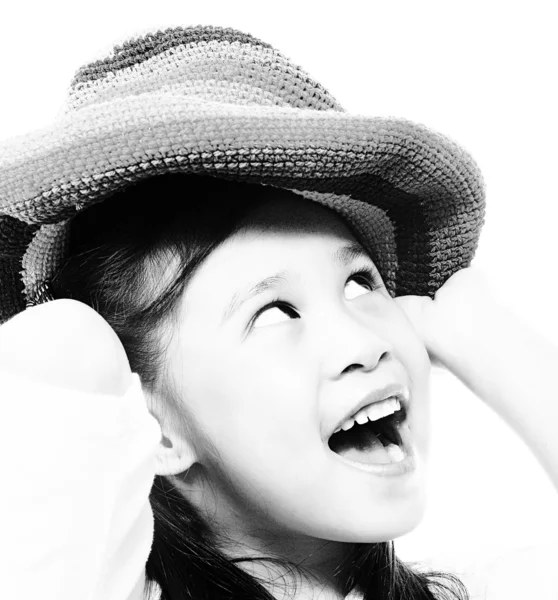 Sorridente e felice ragazza mettere su un cappello — Foto Stock