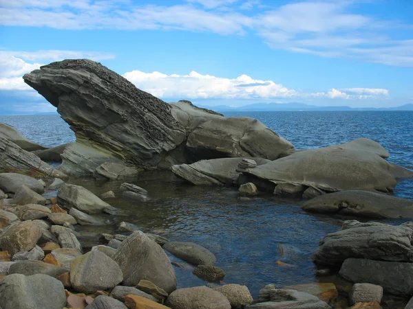 Zee landschap met ingewikkelde stenen (keien) — Stockfoto