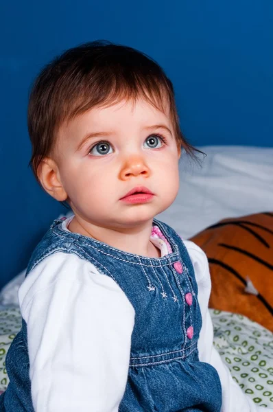 Niña buscando sorprendida —  Fotos de Stock