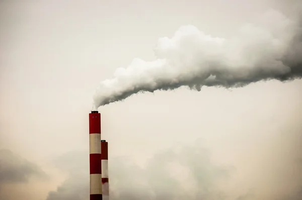 Gran chimenea con humo — Foto de Stock