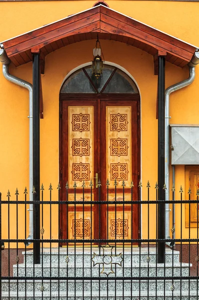 Houten deur van een gebouw — Stockfoto