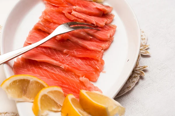 Сырой лосось на тарелке — стоковое фото
