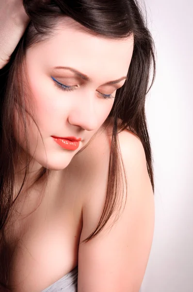 붉은 입술으로 아름 다운 젊은 여자 — 스톡 사진