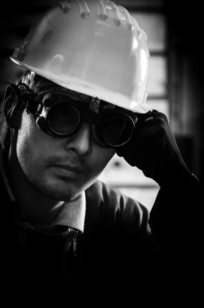 Tvrdě pracující muž v helmě — Stock fotografie