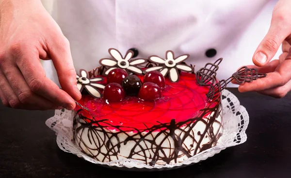 Confectioner preparing cake — Stock Photo, Image