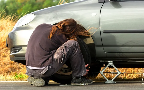 Ung man reparera bilen — Stockfoto