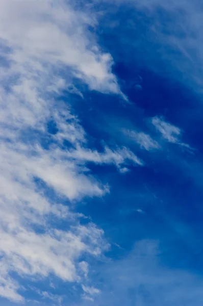 Diepblauwe lucht met wolken — Stockfoto