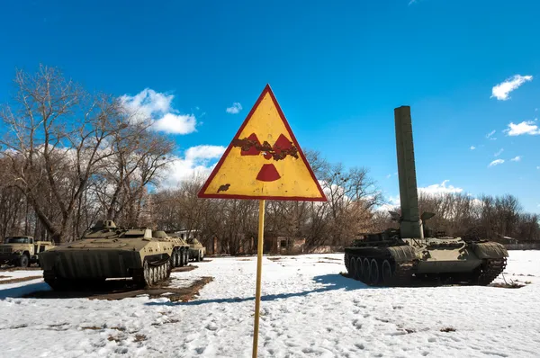 Máquinas de guerra com sinal de radioatividade em Chernobyl — Fotografia de Stock