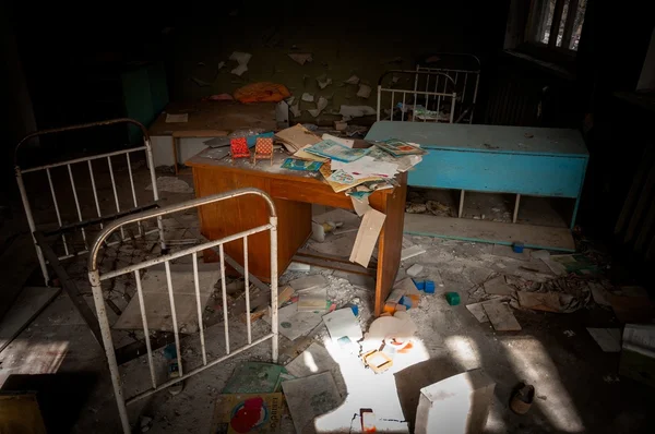 Çernobil, oyuncaklar ile terk edilmiş bebek odası — Stok fotoğraf