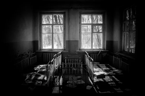 Çernobil'de terk edilmiş bebek odası — Stok fotoğraf