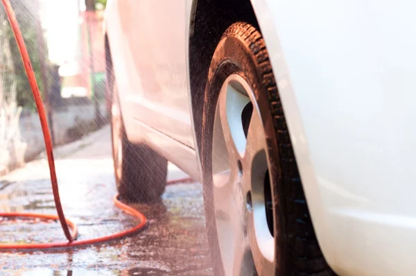 Tvätta en bil — Stockfoto