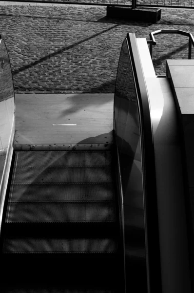 Escalera mecánica en la estación —  Fotos de Stock