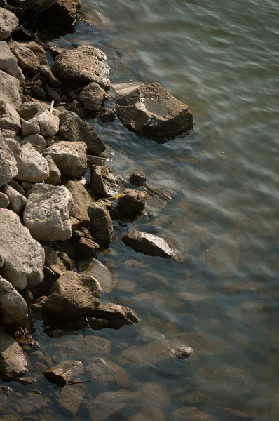 Riva del mare con rocce — Foto Stock