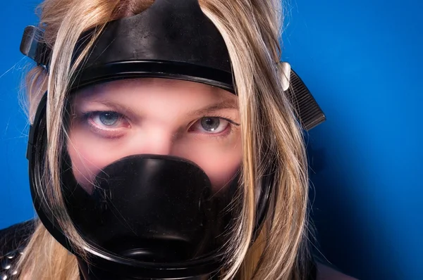 Menina em máscara de gás — Fotografia de Stock