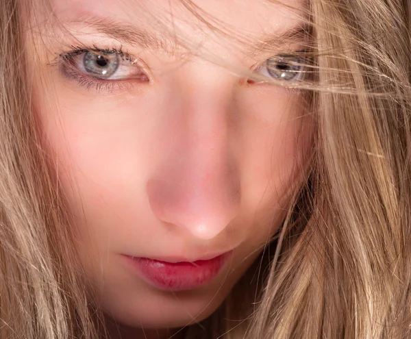 Close-up van een blond meisje — Stockfoto