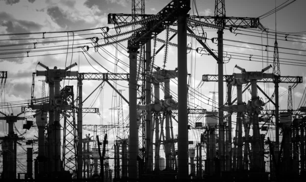 Piloni elettrici in bianco e nero — Foto Stock