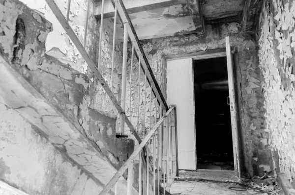 Заброшенная лестница в зоне отчуждения — стоковое фото