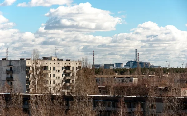 Vue de l'hôtel pripyat avec centrale nucléaire, 2012 — Photo
