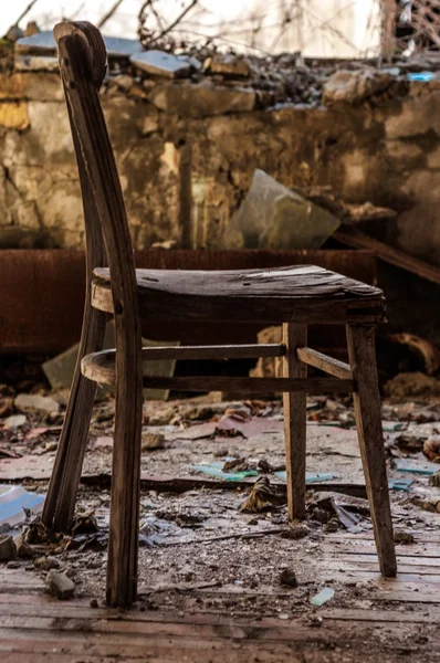 Alter Stuhl im Pripyat-Kinderzimmer — Stockfoto