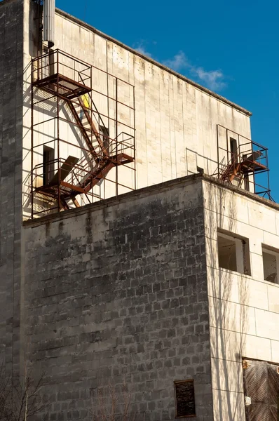 Verlaten industrieel gebouw in Tsjernobyl 2012 — Stockfoto