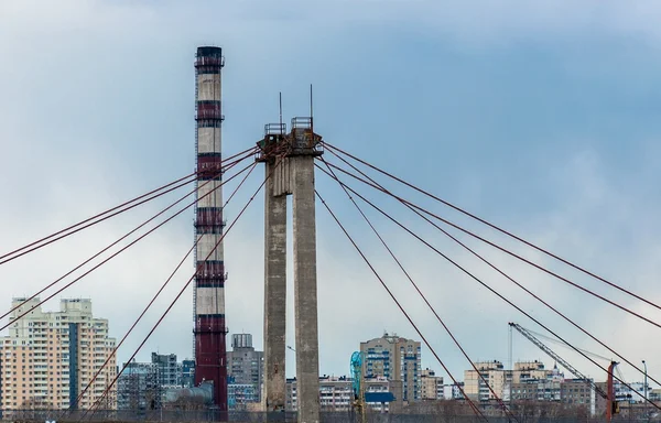 Gran chimenea industrial en medio de una ciudad — Foto de Stock
