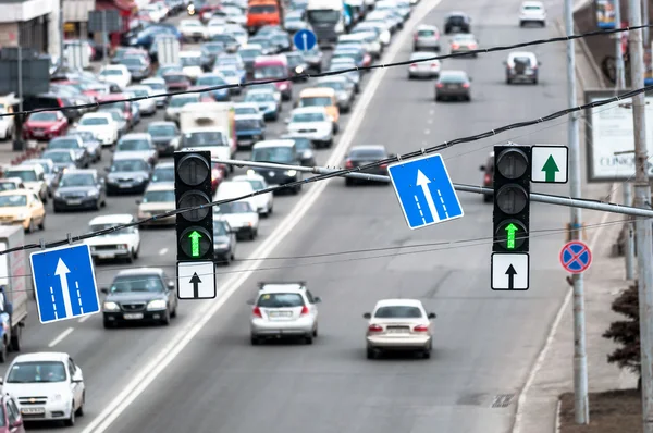 Зеленые светофоры и синий знак — стоковое фото