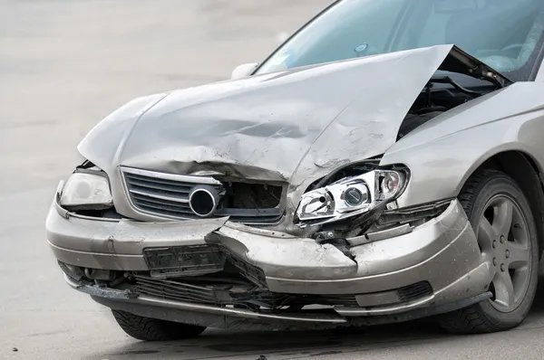 Beschadigde auto op de weg — Stockfoto