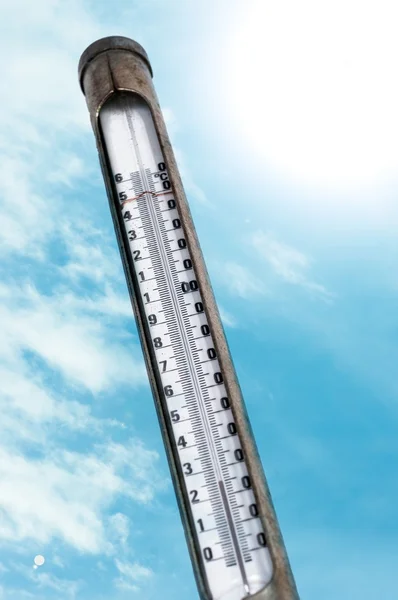 Antiguo termómetro contra el cielo azul —  Fotos de Stock